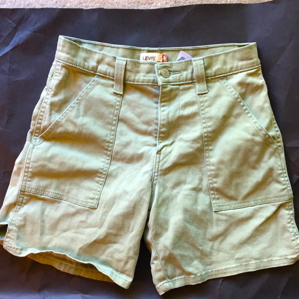 High-waisted LEVI’s shorts